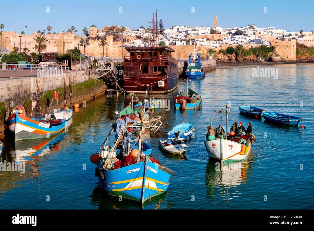 Fischerboot Rückfahrt von einem Fang, Rabat, Marokko, Nordafrika Stockfoto