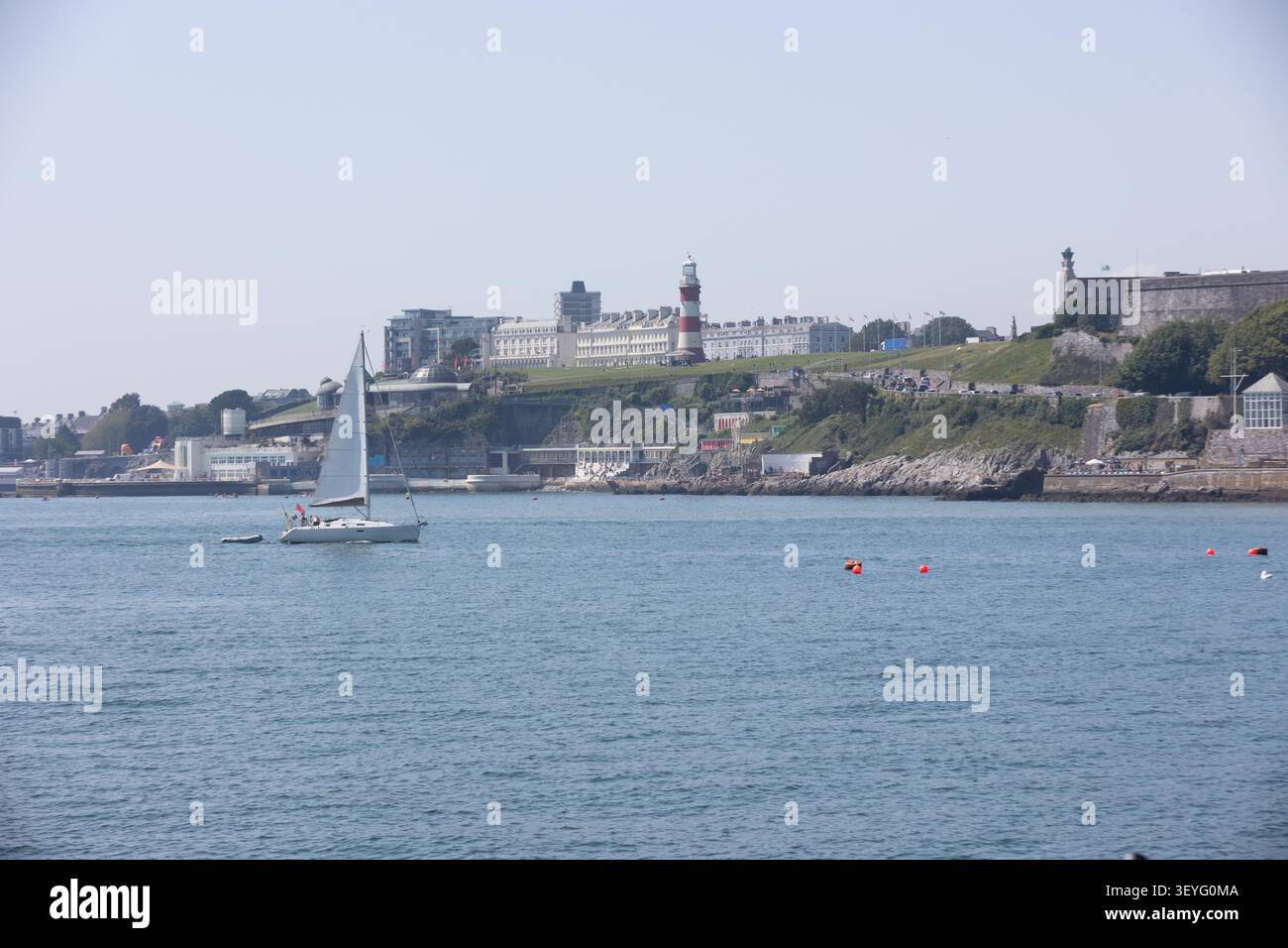 Ein Yachtmotor segelt an Smeatons Turm in Plymouth, Devon, UK vorbei Stockfoto