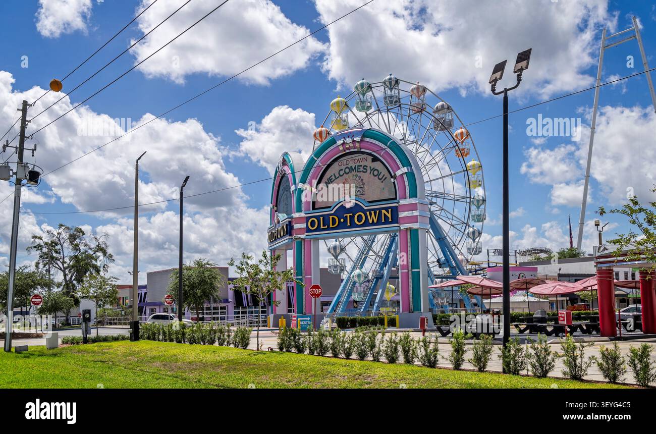 Der Eingangsbogen und das Schild und das Riesenrad in der Altstadt, Kissimmee, Florida, USA. Am 6. Juni 2026 Stockfoto