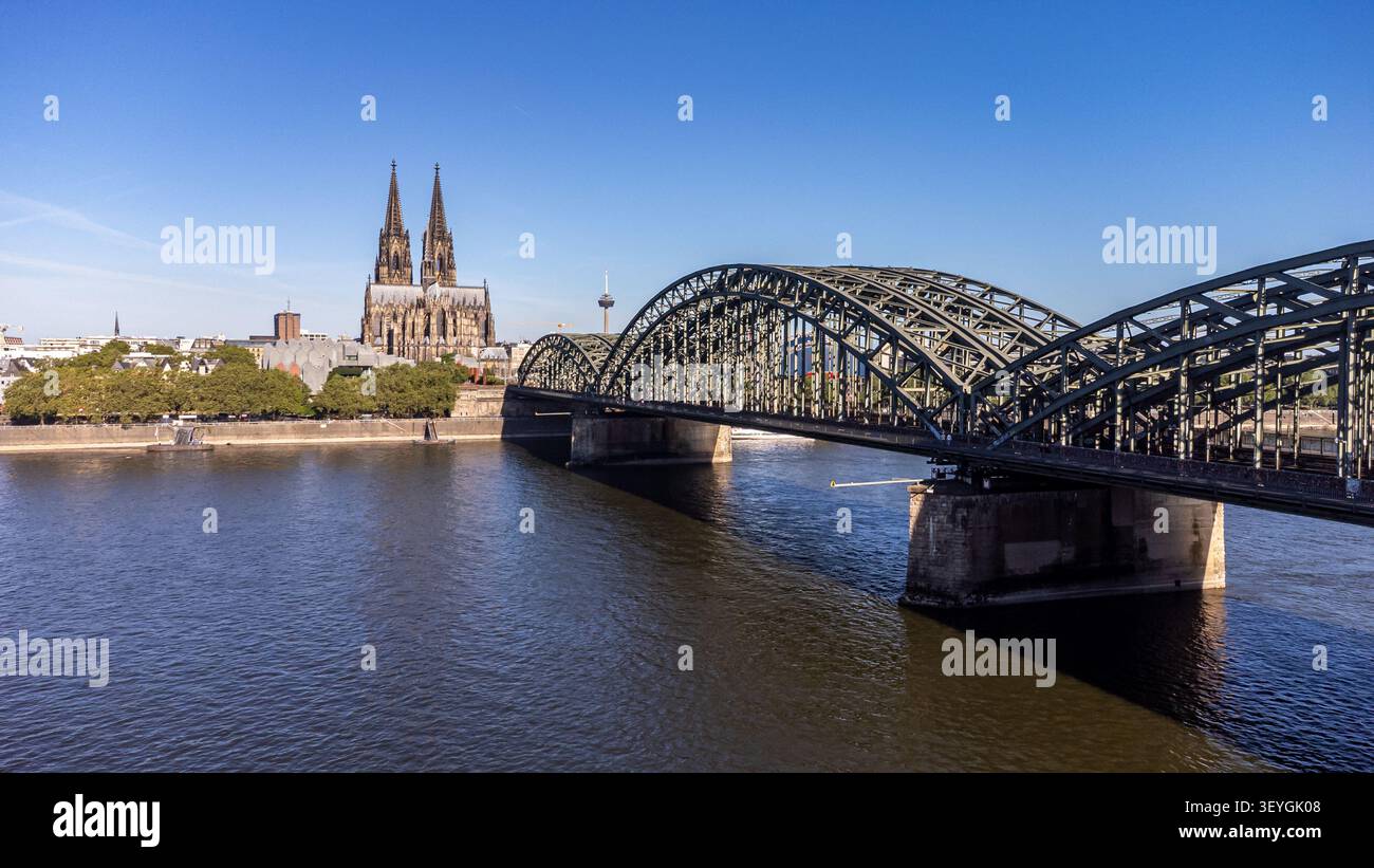 Hohenzollernbrücke über den Rhein mit dem Kölner Dom Stockfoto