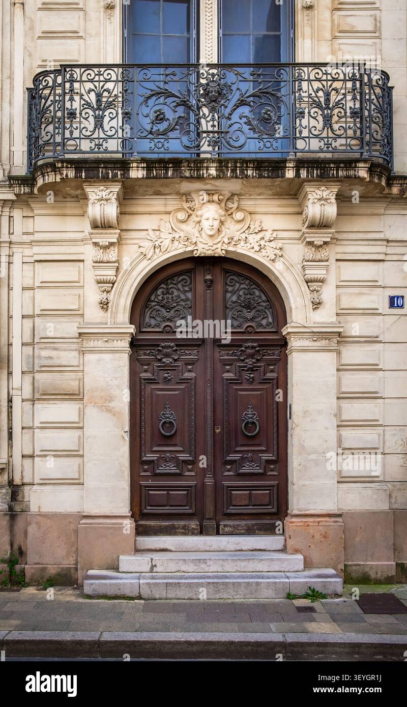 Avignon, Frankreich, 11. April 2026, hölzern verzierte Eingangstür eines Gebäudes in der 10 Rue Joseph Vernet Stockfoto
