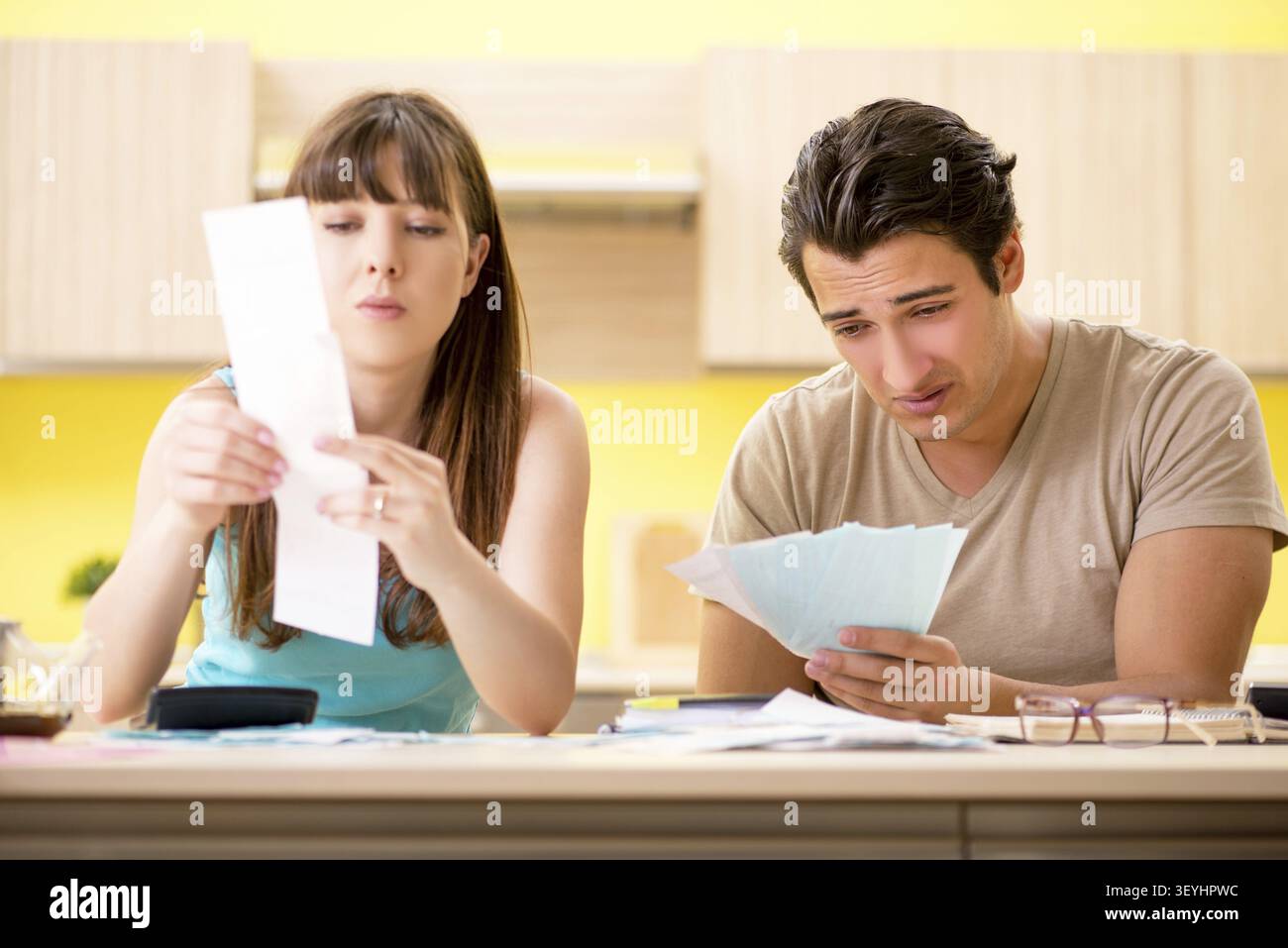 Junge Familie kämpfen mit Personal Finance Stockfoto