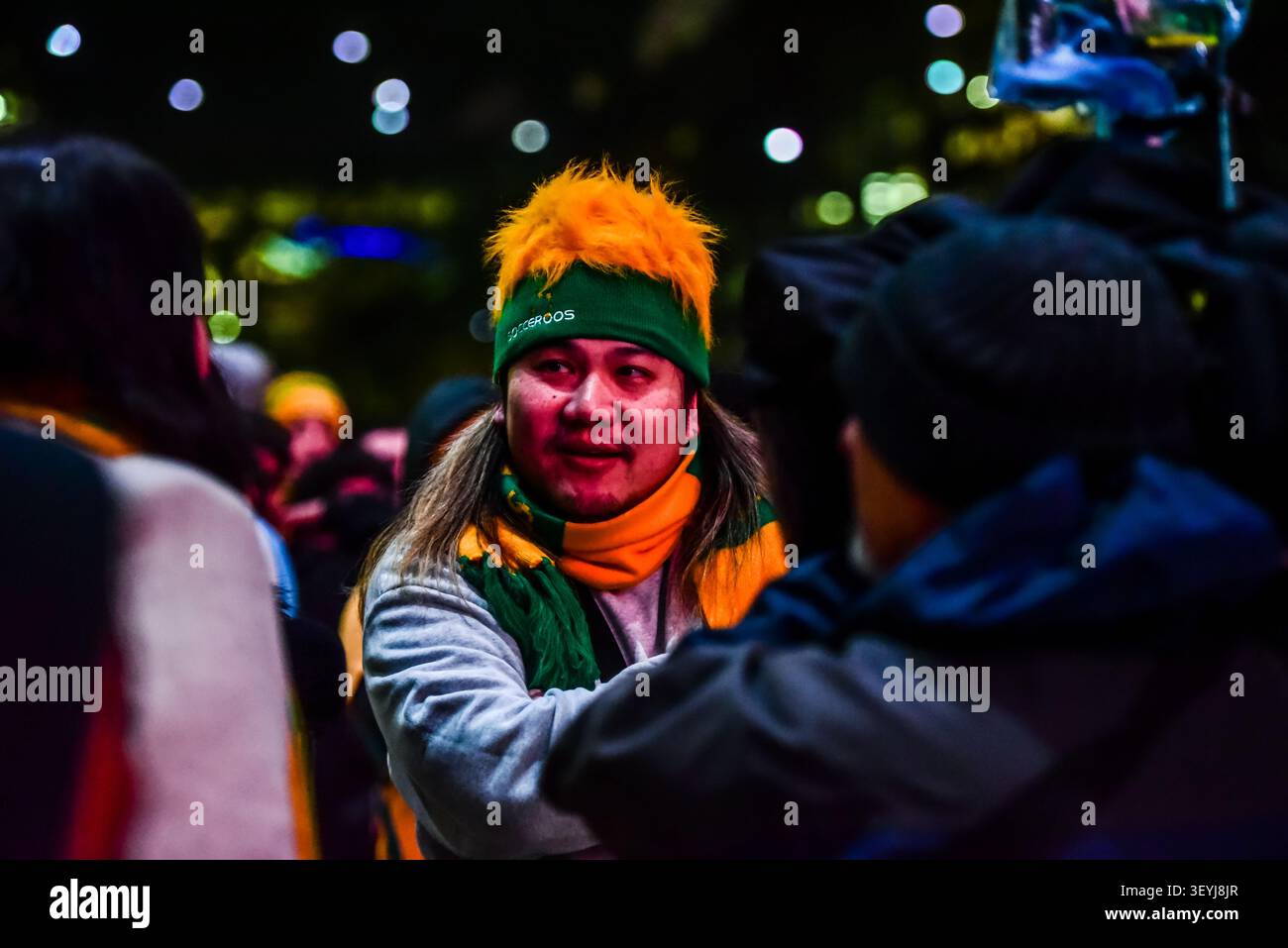 MELBOURNE, AUSTRALIEN – 04. JULI 2026: Tausende von Fußballfans versammelten sich auf dem Federation Square in Melbourne, Australien, um Australien bei der FIFA-Weltmeisterschaft 2026 bei Ägypten zu beobachten. Der Veranstaltungsort im Freien war für den Beginn der Australian Eastern Standard Time um 4 Uhr voll belegt. Am frühen Morgen, leichter Regen und kaltes Wetter hielten die Fans nicht davon ab, auf einem zentralen Platz in Melbourne volle Unterstützung zu zeigen. Foto: Alexander Bogatyrev / JNA Press. (Foto von Alexander Bogatyrev/JNA Press über Nexpher Images) Stockfoto