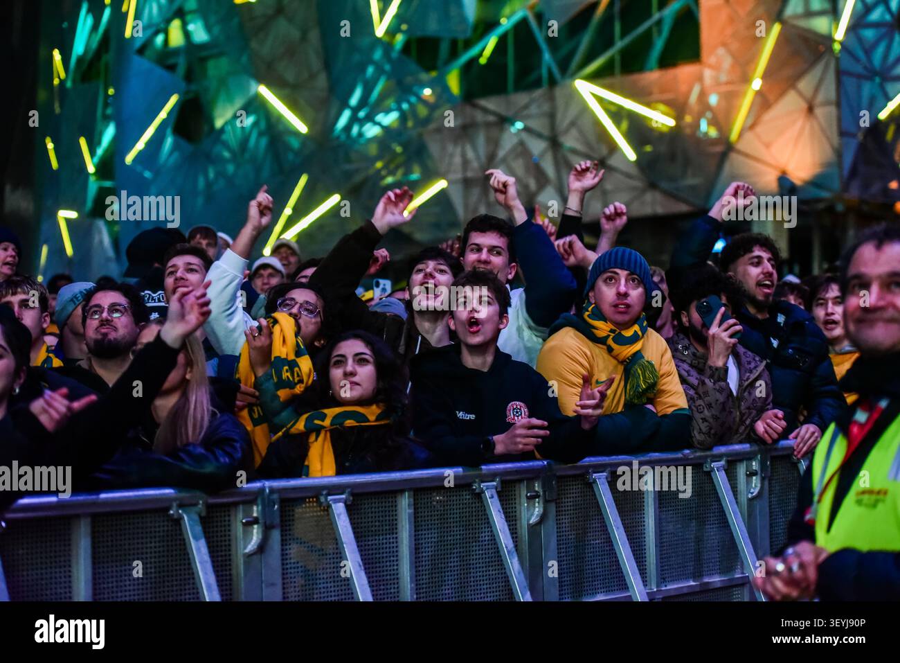 MELBOURNE, AUSTRALIEN – 04. JULI 2026: Tausende von Fußballfans versammelten sich auf dem Federation Square in Melbourne, Australien, um Australien bei der FIFA-Weltmeisterschaft 2026 bei Ägypten zu beobachten. Der Veranstaltungsort im Freien war für den Beginn der Australian Eastern Standard Time um 4 Uhr voll belegt. Am frühen Morgen, leichter Regen und kaltes Wetter hielten die Fans nicht davon ab, auf einem zentralen Platz in Melbourne volle Unterstützung zu zeigen. Foto: Alexander Bogatyrev / JNA Press. (Foto von Alexander Bogatyrev/JNA Press über Nexpher Images) Stockfoto