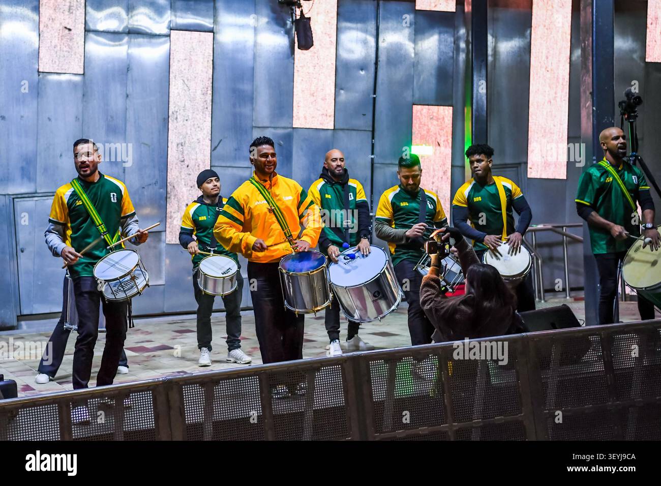 MELBOURNE, AUSTRALIEN – 04. JULI 2026: Tausende von Fußballfans versammelten sich auf dem Federation Square in Melbourne, Australien, um Australien bei der FIFA-Weltmeisterschaft 2026 bei Ägypten zu beobachten. Der Veranstaltungsort im Freien war für den Beginn der Australian Eastern Standard Time um 4 Uhr voll belegt. Am frühen Morgen, leichter Regen und kaltes Wetter hielten die Fans nicht davon ab, auf einem zentralen Platz in Melbourne volle Unterstützung zu zeigen. Foto: Alexander Bogatyrev / JNA Press. (Foto von Alexander Bogatyrev/JNA Press über Nexpher Images) Stockfoto