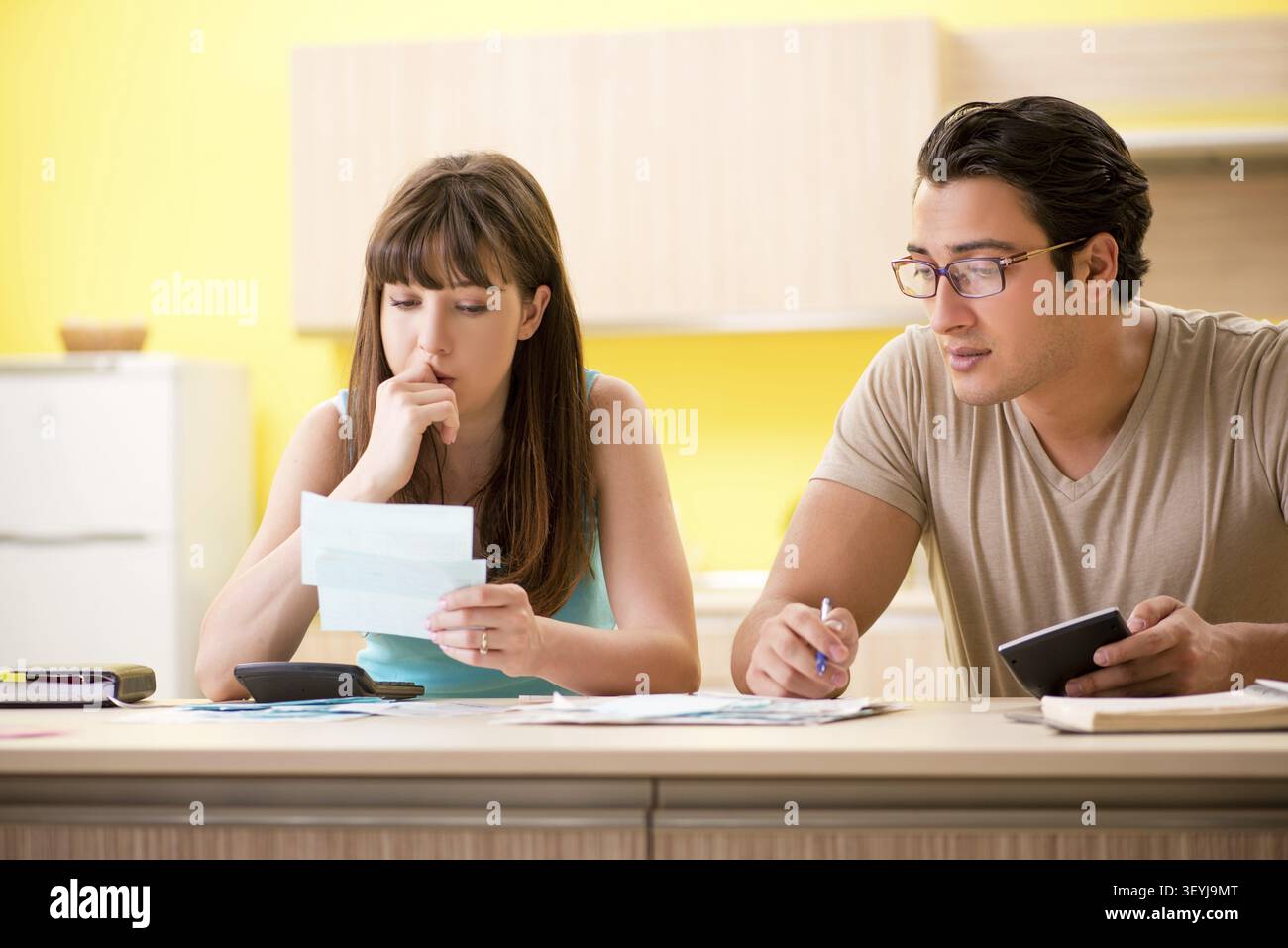 Junge Familie kämpfen mit Personal Finance Stockfoto
