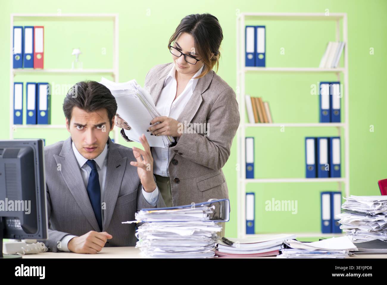 Man Mitarbeiter leiden unter übermäßiger Arbeit Stockfoto