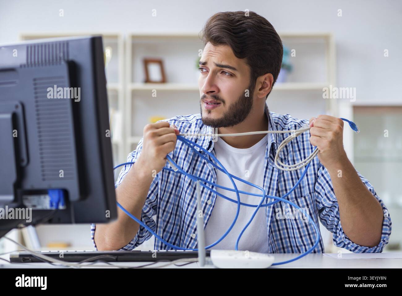 Frustriert junger Mann wegen der schwachen Internet Empfang Stockfoto