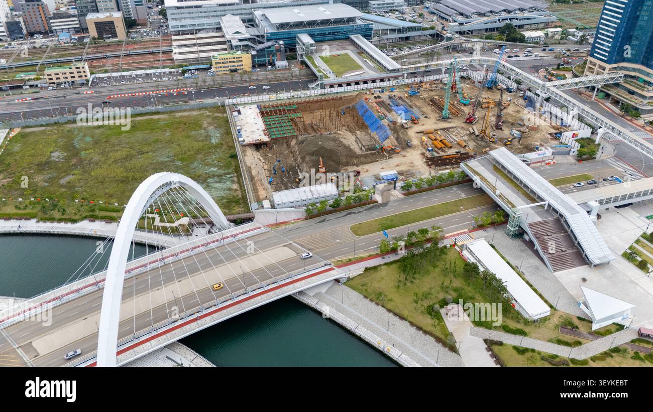 Stadtentwicklung des Bahnhofs Busan mit umfangreichen Bauarbeiten, einschließlich Ausgrabungen, Kränen und provisorischen Bauwerken in der Nähe eines Flusses und einer Brücke Stockfoto