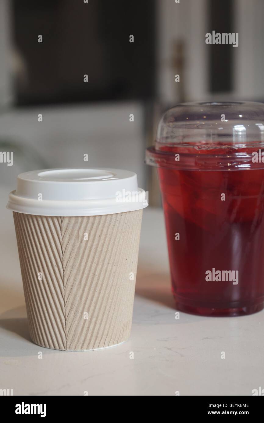 Kaffee- und Teegetränke auf einem Tisch in einem Café Stockfoto