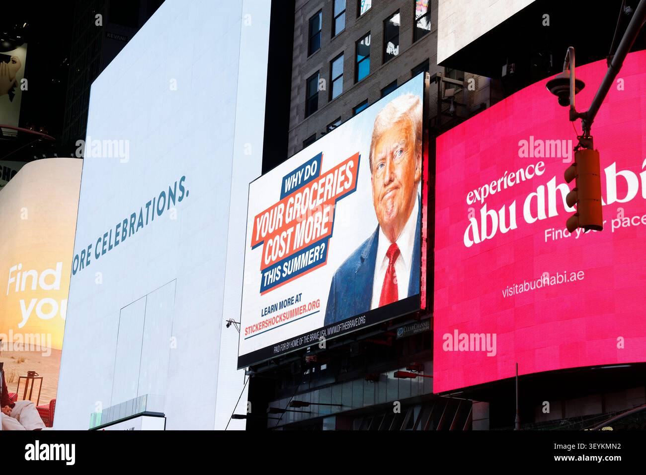 New York, Usa. Juli 2026. Plakate leuchten um Mitternacht, wenn der Times Square Ball im Rahmen der landesweiten Feier zum 250. Geburtstag Amerikas am Freitag, den 3. Juli, in New York City fällt. 2026. Der Constellation Ball Drop um Mitternacht ist das erste Mal, dass der Ball an einem anderen Tag als Silvester fällt. Foto: John Angelillo/UPI Credit: UPI/Alamy Live News Stockfoto
