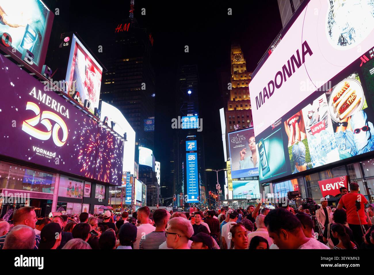 New York, Usa. Juli 2026. Menschenmassen beobachten, wie der Times Square Ball im Rahmen der landesweiten Feier zum 250. Geburtstag Amerikas am Freitag, den 3. Juli, in New York City fällt. 2026. Der Constellation Ball Drop um Mitternacht ist das erste Mal, dass der Ball an einem anderen Tag als Silvester fällt. Foto: John Angelillo/UPI Credit: UPI/Alamy Live News Stockfoto