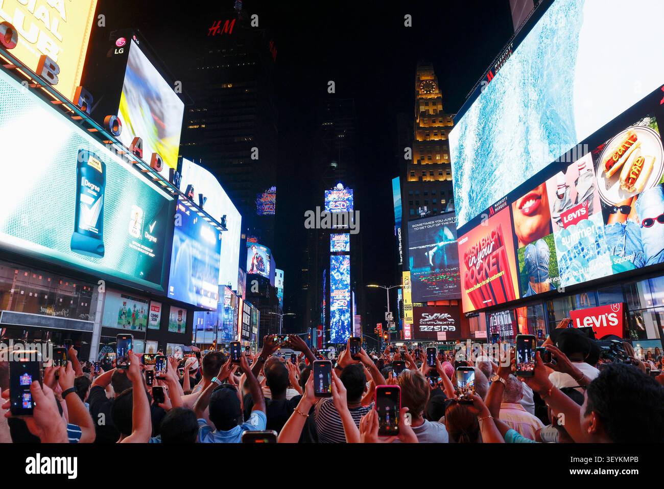New York, Usa. Juli 2026. Menschenmassen beobachten, wie der Times Square Ball im Rahmen der landesweiten Feier zum 250. Geburtstag Amerikas am Freitag, den 3. Juli, in New York City fällt. 2026. Der Constellation Ball Drop um Mitternacht ist das erste Mal, dass der Ball an einem anderen Tag als Silvester fällt. Foto: John Angelillo/UPI Credit: UPI/Alamy Live News Stockfoto