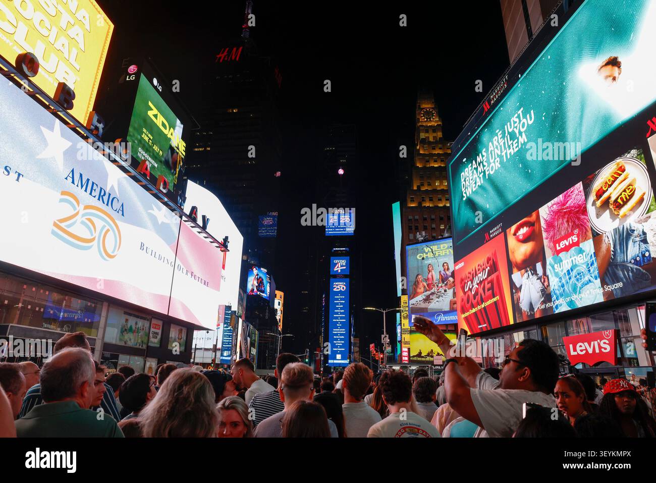 New York, Usa. Juli 2026. Menschenmassen beobachten, wie der Times Square Ball im Rahmen der landesweiten Feier zum 250. Geburtstag Amerikas am Freitag, den 3. Juli, in New York City fällt. 2026. Der Constellation Ball Drop um Mitternacht ist das erste Mal, dass der Ball an einem anderen Tag als Silvester fällt. Foto: John Angelillo/UPI Credit: UPI/Alamy Live News Stockfoto