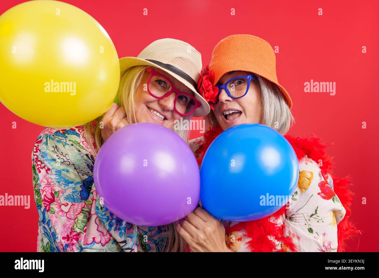 Seniorinnen feiern Freundschaft mit bunten Ballons Stockfoto