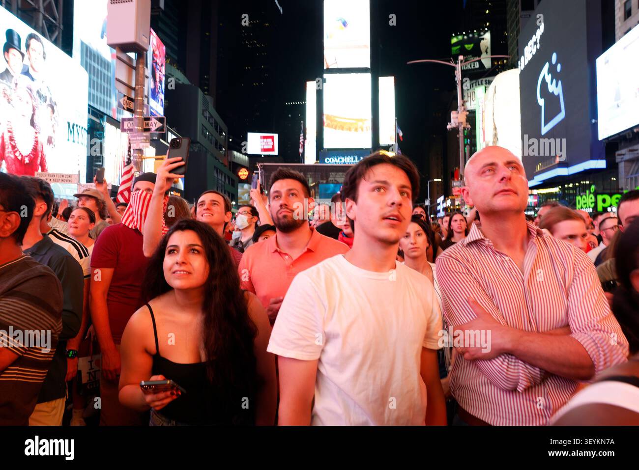 New York, Usa. Juli 2026. Menschenmassen beobachten, wie der Times Square Ball um Mitternacht im Rahmen der landesweiten Feier zum 250. Geburtstag Amerikas am Freitag, den 3. Juli, in New York City fällt. 2026. Der Constellation Ball Drop am 4. Juli ist das erste Mal, dass der Ball an einem anderen Tag als Silvester fällt. Foto: John Angelillo/UPI Credit: UPI/Alamy Live News Stockfoto