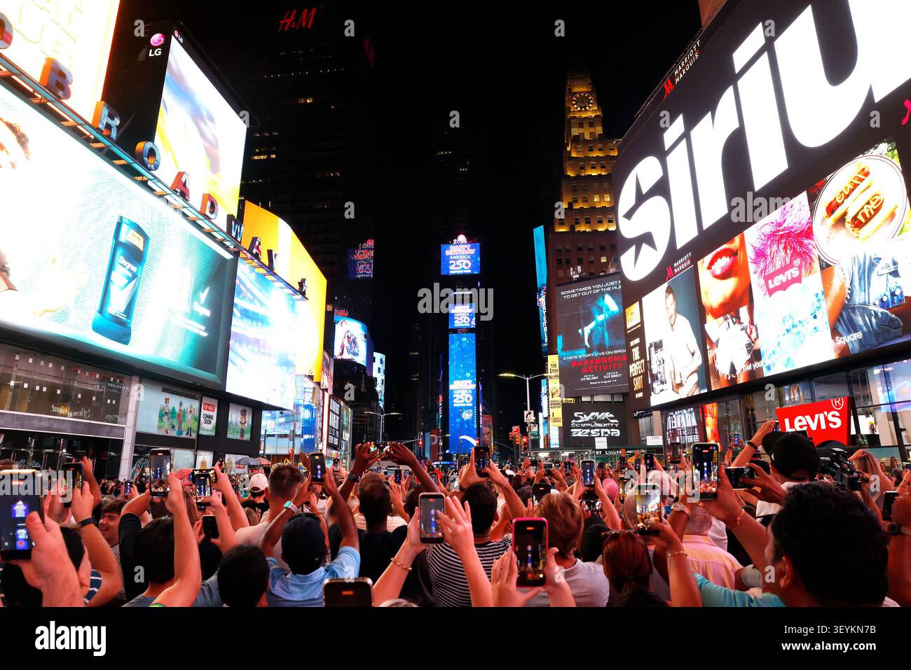 New York, Usa. Juli 2026. Menschenmassen beobachten, wie der Times Square Ball um Mitternacht im Rahmen der landesweiten Feier zum 250. Geburtstag Amerikas am Freitag, den 3. Juli, in New York City fällt. 2026. Der Constellation Ball Drop am 4. Juli ist das erste Mal, dass der Ball an einem anderen Tag als Silvester fällt. Foto: John Angelillo/UPI Credit: UPI/Alamy Live News Stockfoto