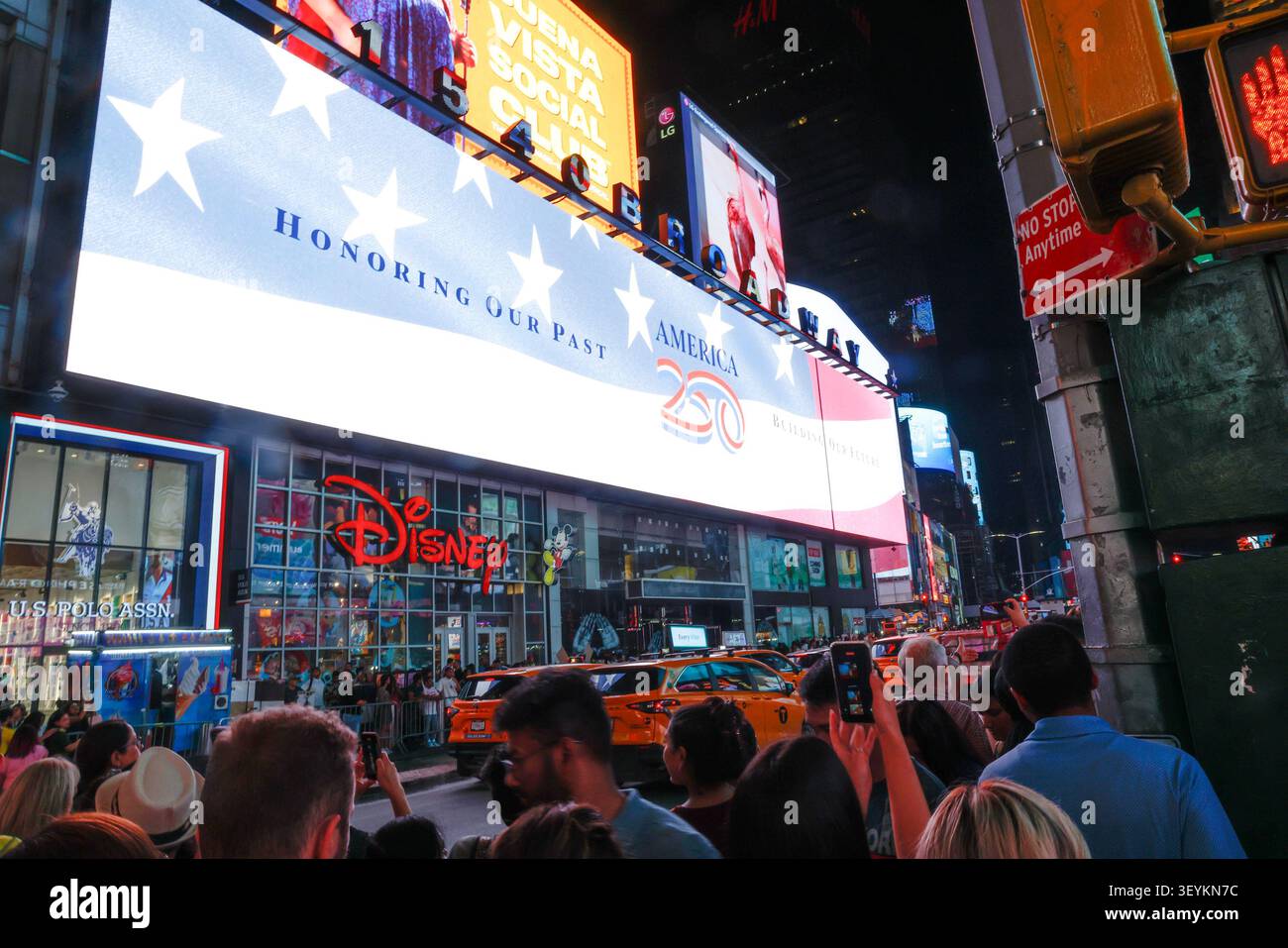 New York, Usa. Juli 2026. Menschenmassen beobachten, wie der Times Square Ball um Mitternacht im Rahmen der landesweiten Feier zum 250. Geburtstag Amerikas am Freitag, den 3. Juli, in New York City fällt. 2026. Der Constellation Ball Drop am 4. Juli ist das erste Mal, dass der Ball an einem anderen Tag als Silvester fällt. Foto: John Angelillo/UPI Credit: UPI/Alamy Live News Stockfoto