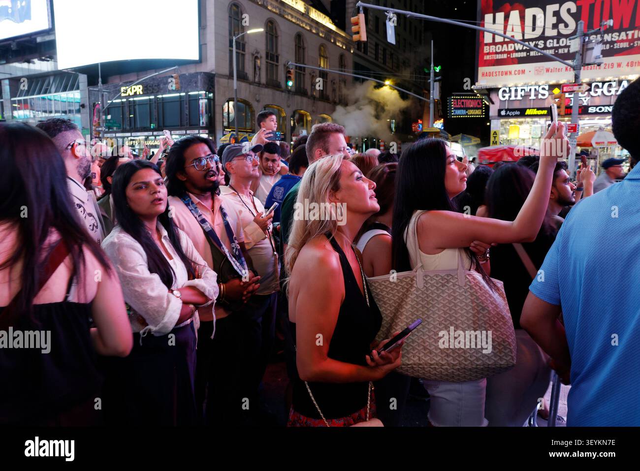 New York, Usa. Juli 2026. Menschenmassen beobachten, wie der Times Square Ball um Mitternacht im Rahmen der landesweiten Feier zum 250. Geburtstag Amerikas am Freitag, den 3. Juli, in New York City fällt. 2026. Der Constellation Ball Drop am 4. Juli ist das erste Mal, dass der Ball an einem anderen Tag als Silvester fällt. Foto: John Angelillo/UPI Credit: UPI/Alamy Live News Stockfoto