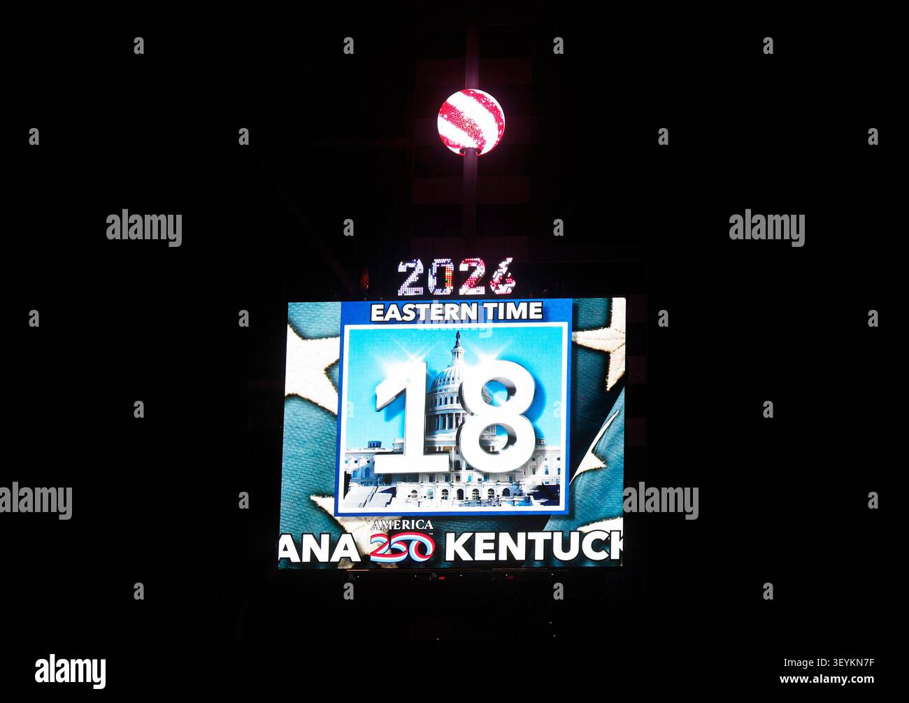 New York, Usa. Juli 2026. Der Times Square Ball fällt um Mitternacht im Rahmen der landesweiten Feier zum 250. Geburtstag Amerikas am Freitag, den 3. Juli, in New York City. 2026. Der Constellation Ball Drop am 4. Juli ist das erste Mal, dass der Ball an einem anderen Tag als Silvester fällt. Foto: John Angelillo/UPI Credit: UPI/Alamy Live News Stockfoto
