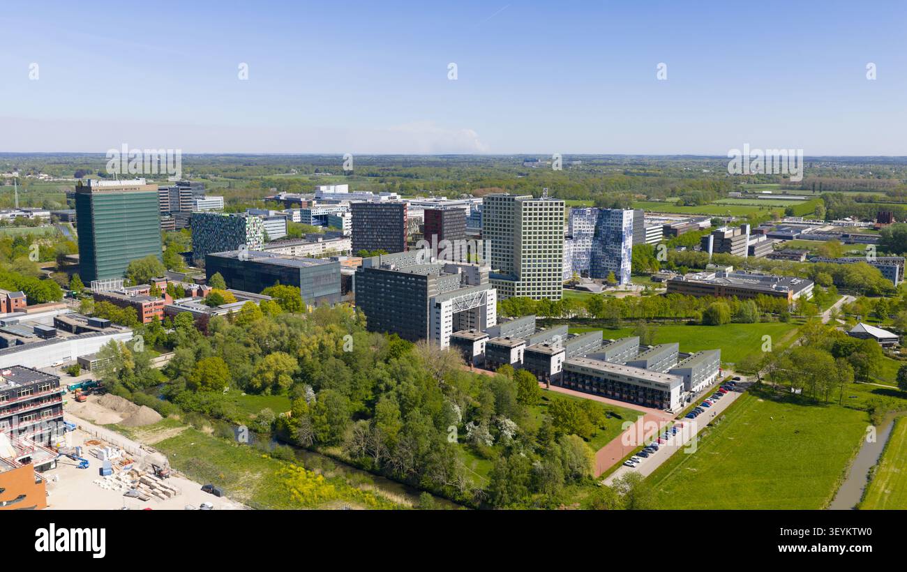 Utrecht, Utrecht, Niederlande - 29. April 2026: Aus der Vogelperspektive auf den Wissenschaftspark Utrecht mit seinen modernen Universitätsgebäuden, der üppigen grünen Umgebung und Stockfoto