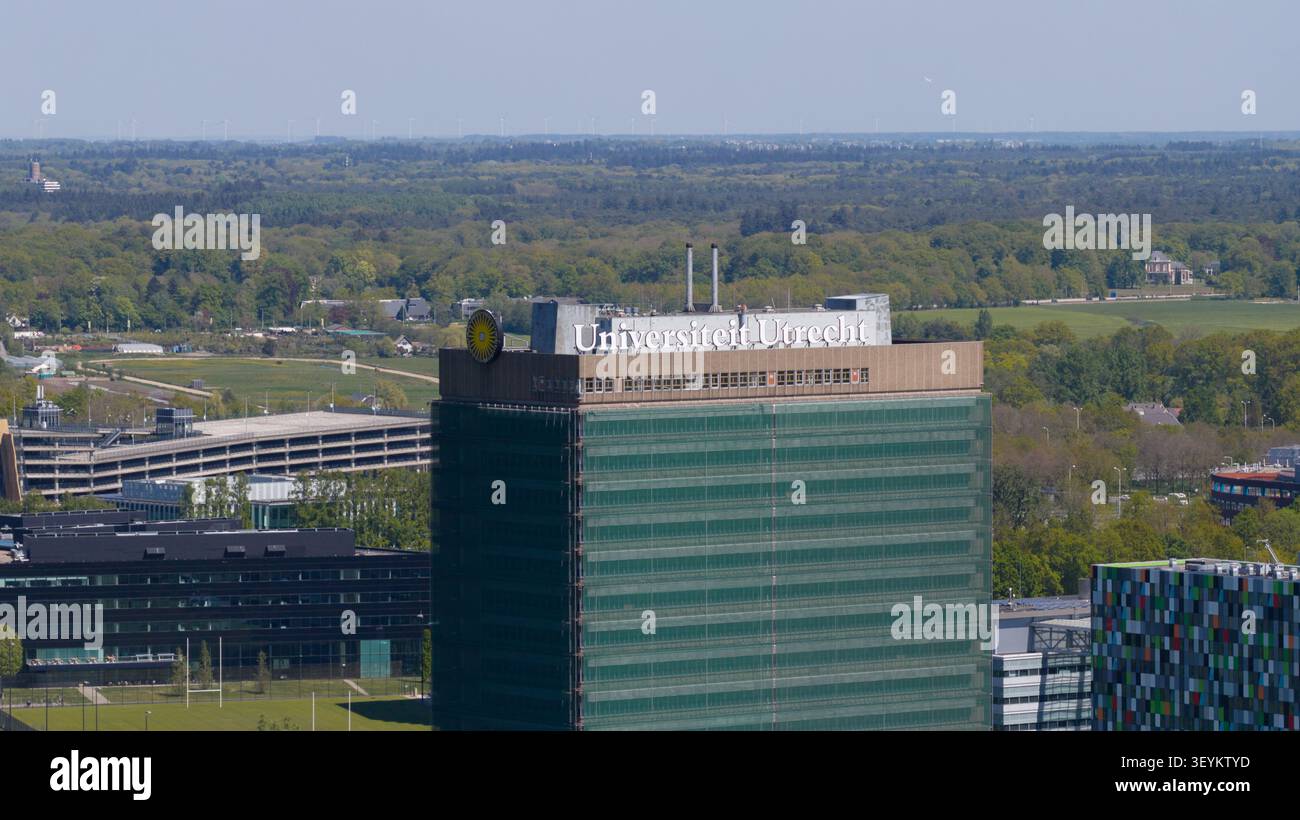 Utrecht, Utrecht, Niederlande - 29. April 2026: Aus der Vogelperspektive des Wissenschaftsparks Utrecht mit dem Gebäude der Universiteit Utrecht, umgeben von Campus-Archite Stockfoto