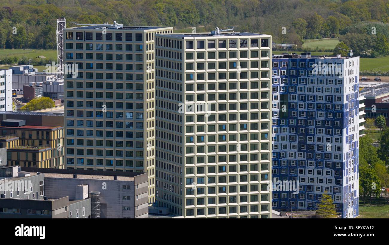 Utrecht, Niederlande - 29. April 2026: Aus der Vogelperspektive des Wissenschaftsparks Utrecht mit modernen Hochhäusern mit Gitterfassaden und blauen Akzenten surr Stockfoto