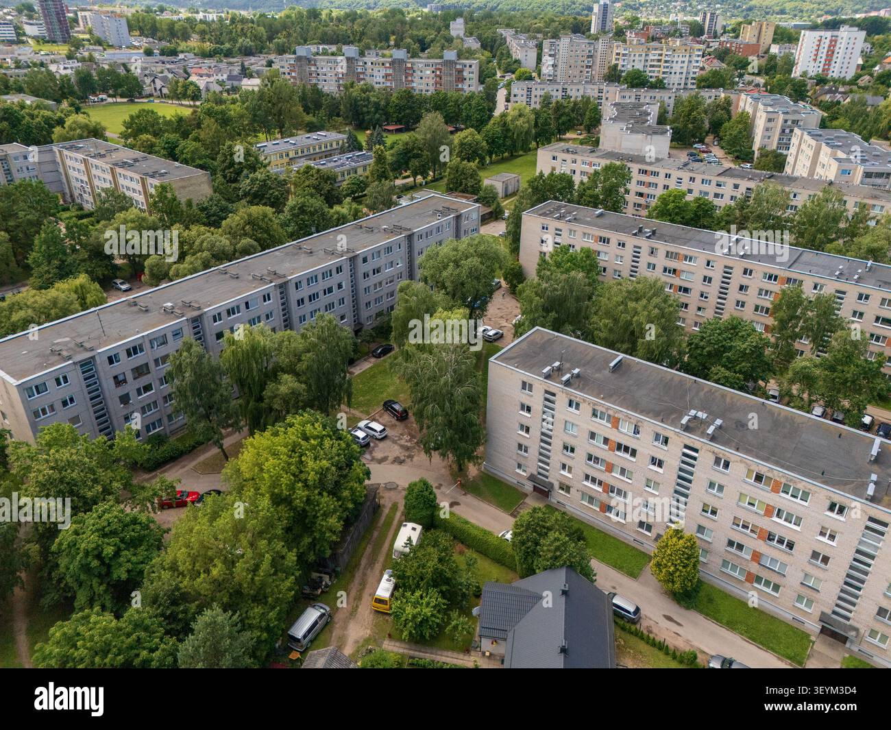 Luftaufnahme von Wohnblocks aus der Sowjetzeit, umgeben von Bäumen in der osteuropäischen Stadt Kaunas Litauen, städtisches Wohnviertelkonzept. Stockfoto