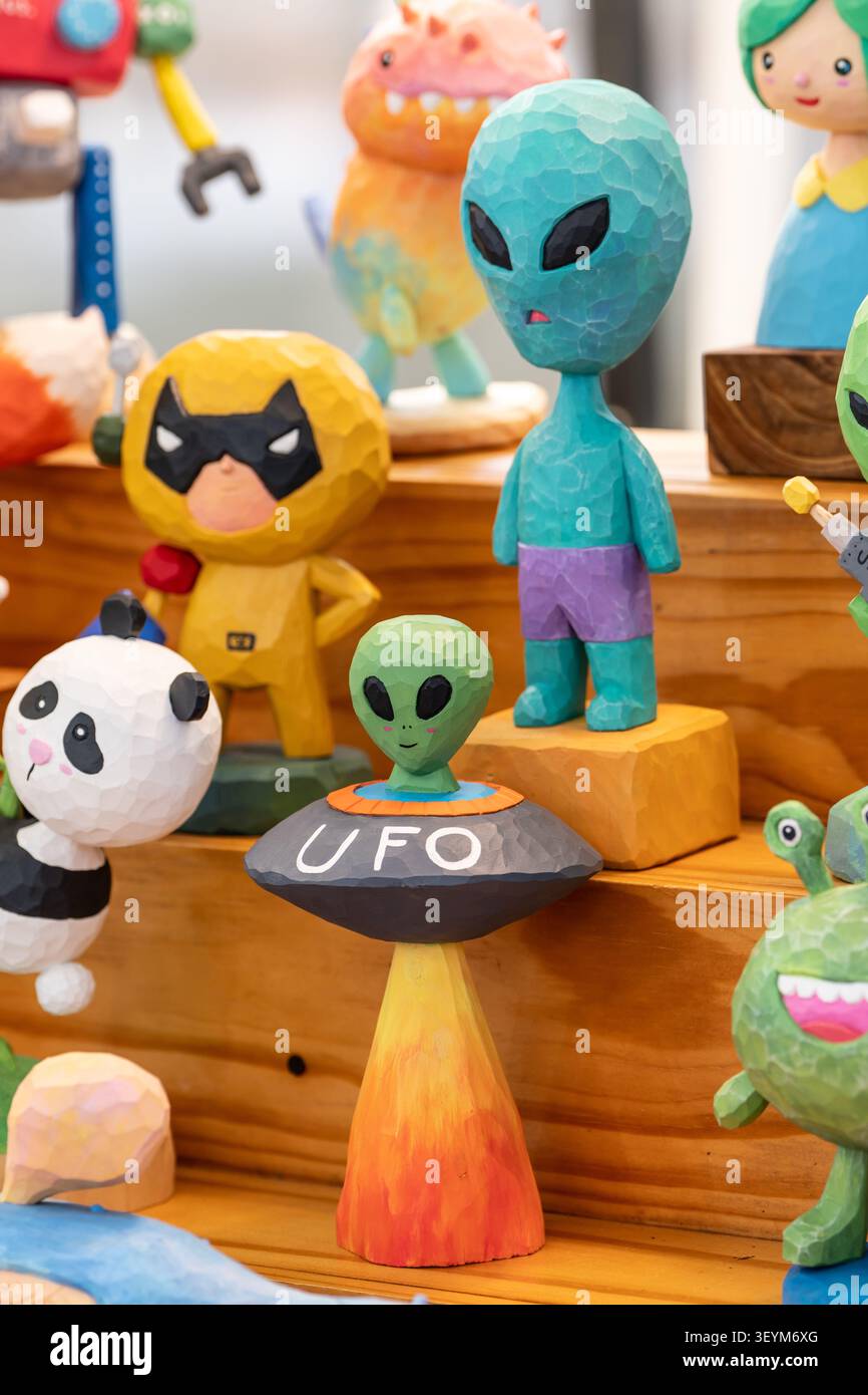 Chiang Mai, Thailand - 27. Mai 2026: Handgeschnitztes Holz-UFO, Alien und maskierte Heldenfiguren, skurrile Sci-Fi Handmade Craft Display Stockfoto