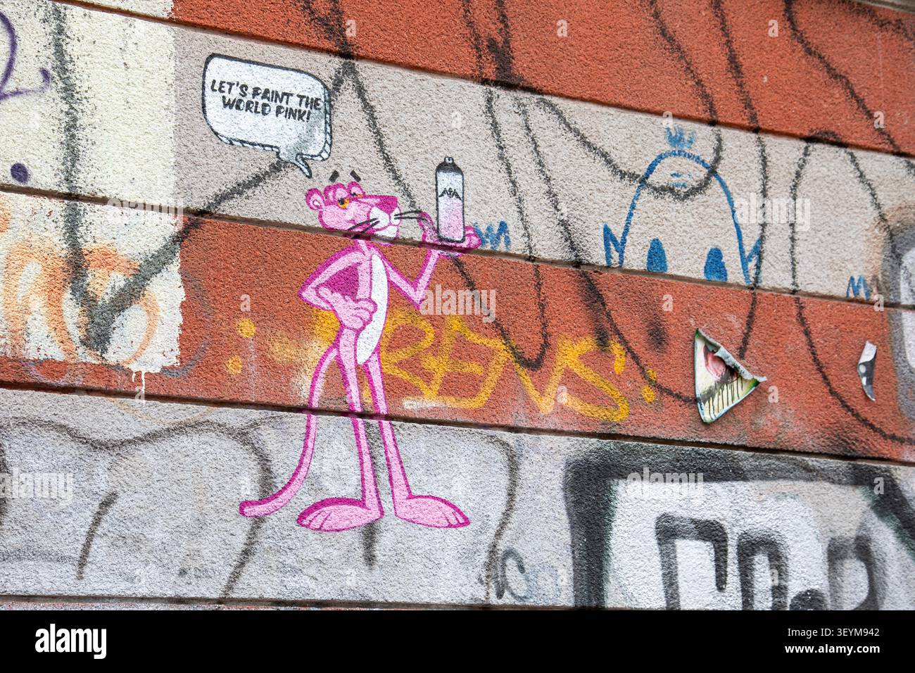 Lasst uns die Welt rosa streichen! Pink Panther Schablonen-Graffiti im Berliner Bezirk Kreuzberg, Deutschland. Stockfoto