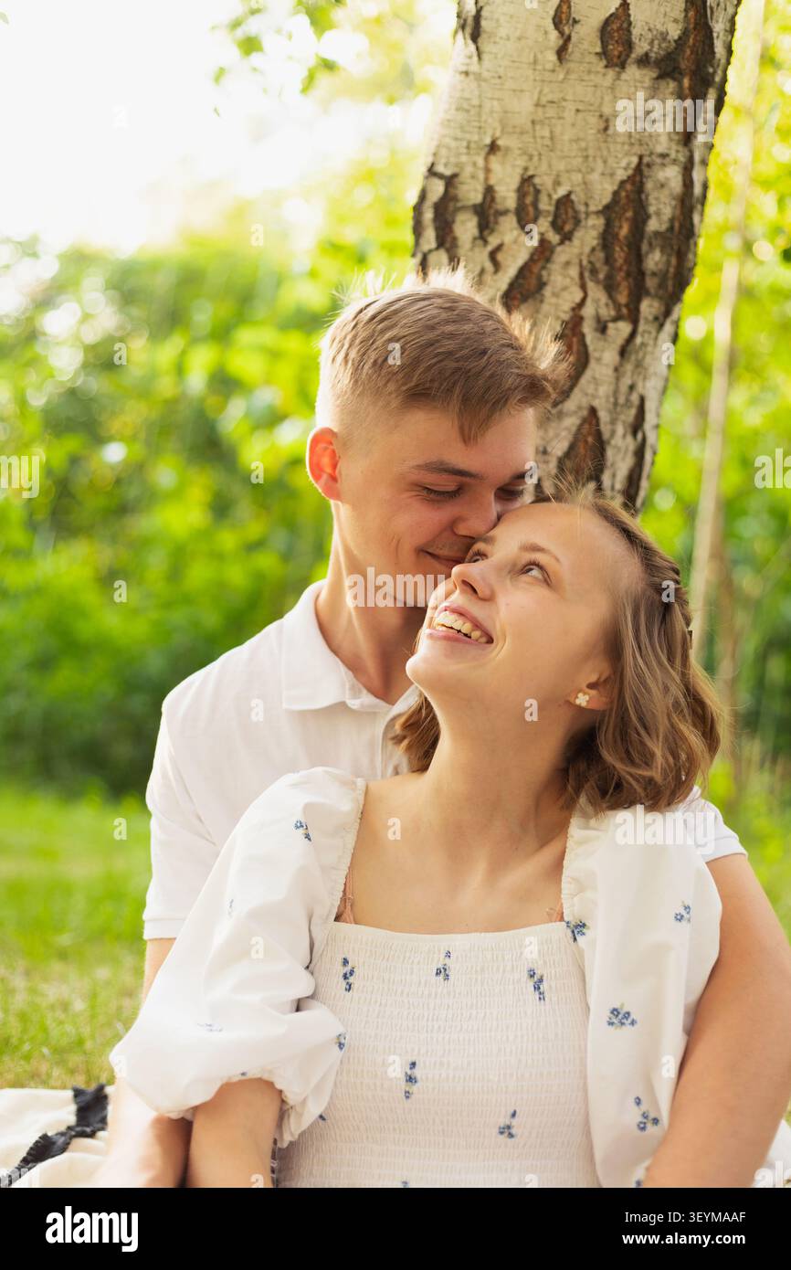 Ein glückliches Paar teilt sich einen intimen Moment im Freien und strahlt Freude und Zuneigung in der Schönheit der Natur aus Stockfoto