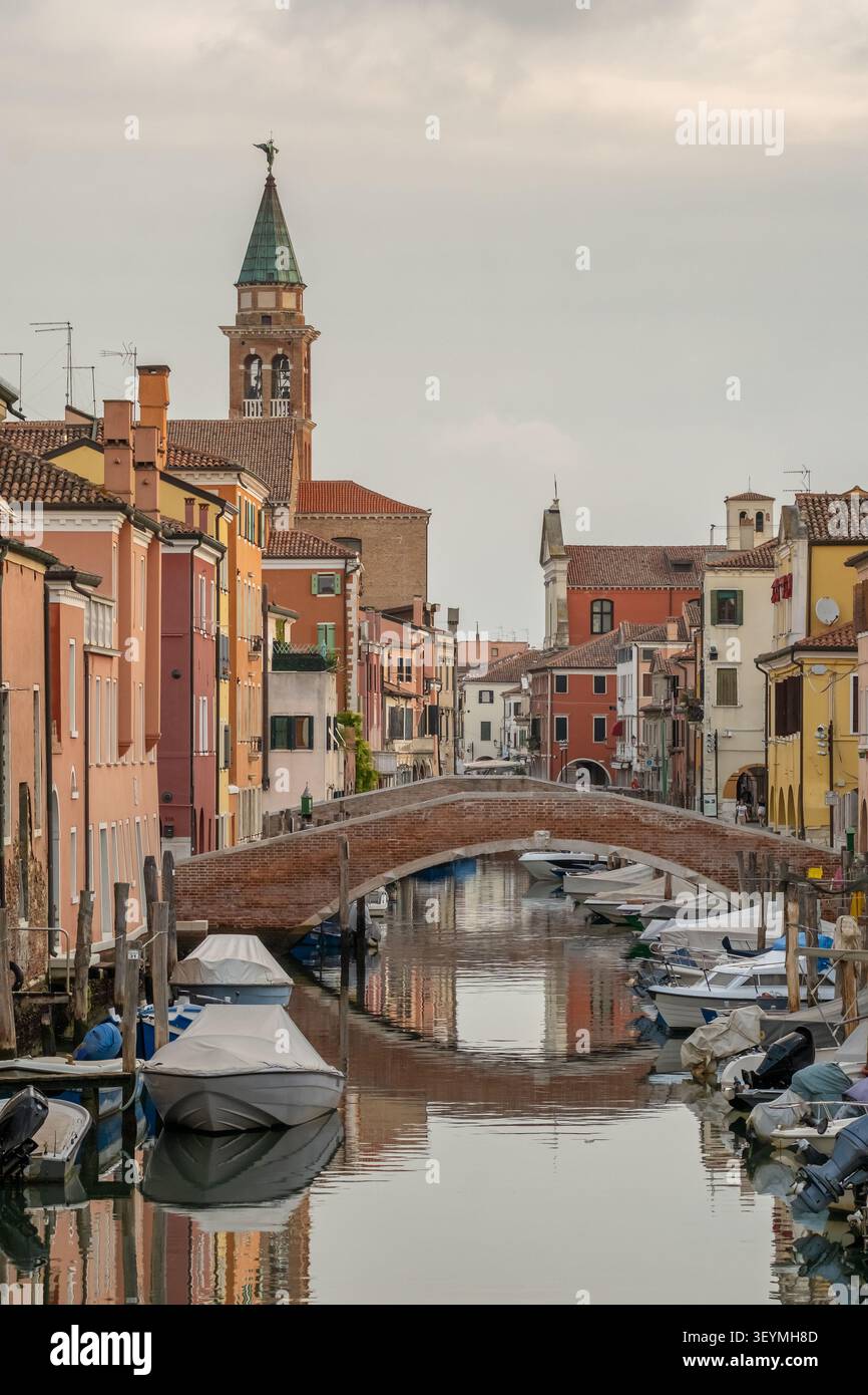 Wunderschöner Kanal mit Booten und Ponte Brücke in Chioggia, Italien Stockfoto