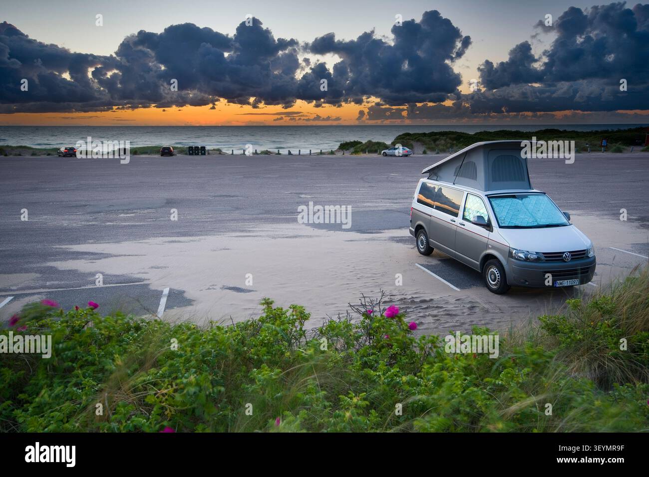 Volkswagen Wohnmobil in Tisvildeleje Strand, Dänemark Stockfoto