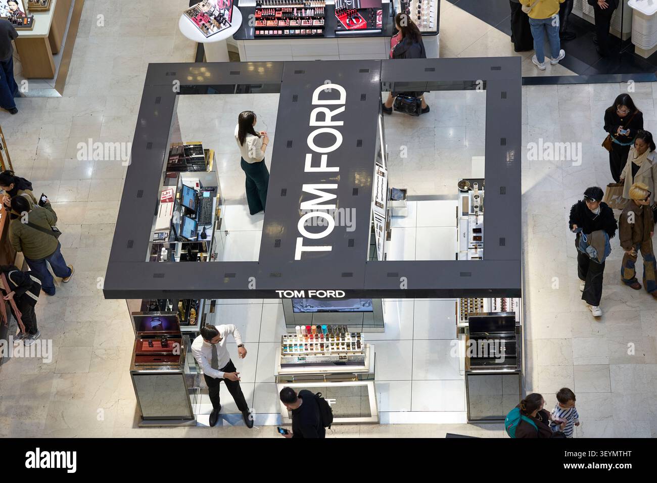 Tom Ford Parfümkiosk im Pariser Kaufhaus, Luxusparfüm-Einzelhandelskonzept mit Kunden, die im Internet surfen. Paris, Frankreich - 13. Oktober 2025. Stockfoto