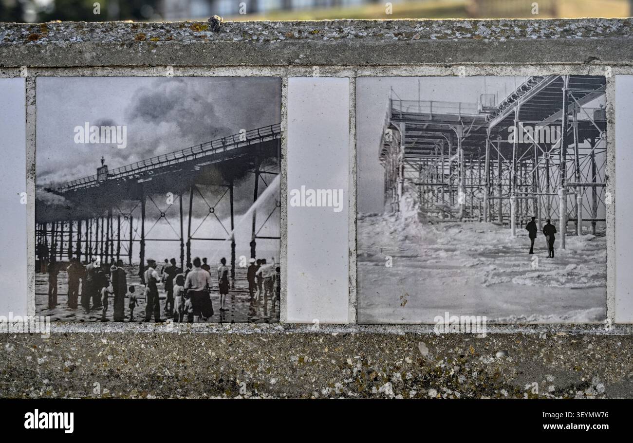 Vergangene Bilder vom Hunstanton Pier aus dem frühen 20. Jahrhundert, die in Kommeorationsfliesen auf der Klippe des Seebades ausgestellt wurden Stockfoto