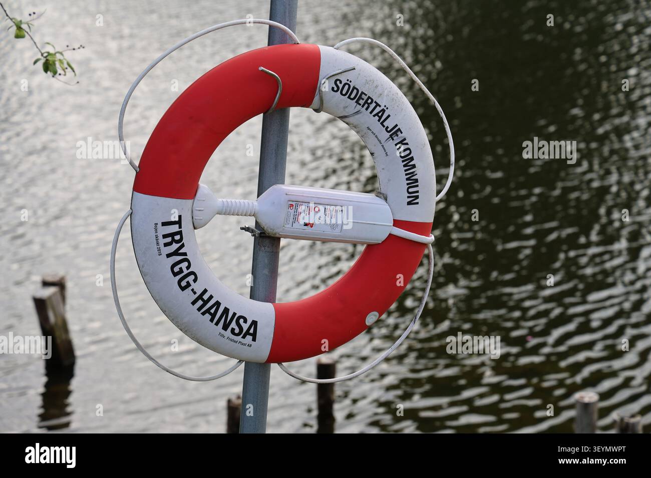 Södertälje, Schweden - 30. Juni 2026: Die Rettungsboje Trygg-Hansa wurde tagsüber in der Nähe eines Ufers aufgestellt. Stockfoto