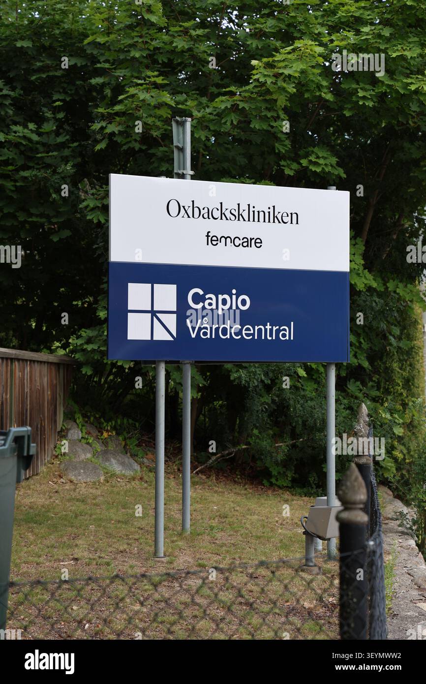 Södertälje, Schweden - 30. Juni 2026: Außenaufnahme des Gesundheitszentrums Capio Oxbackskliniken in Södertälje tagsüber. Stockfoto