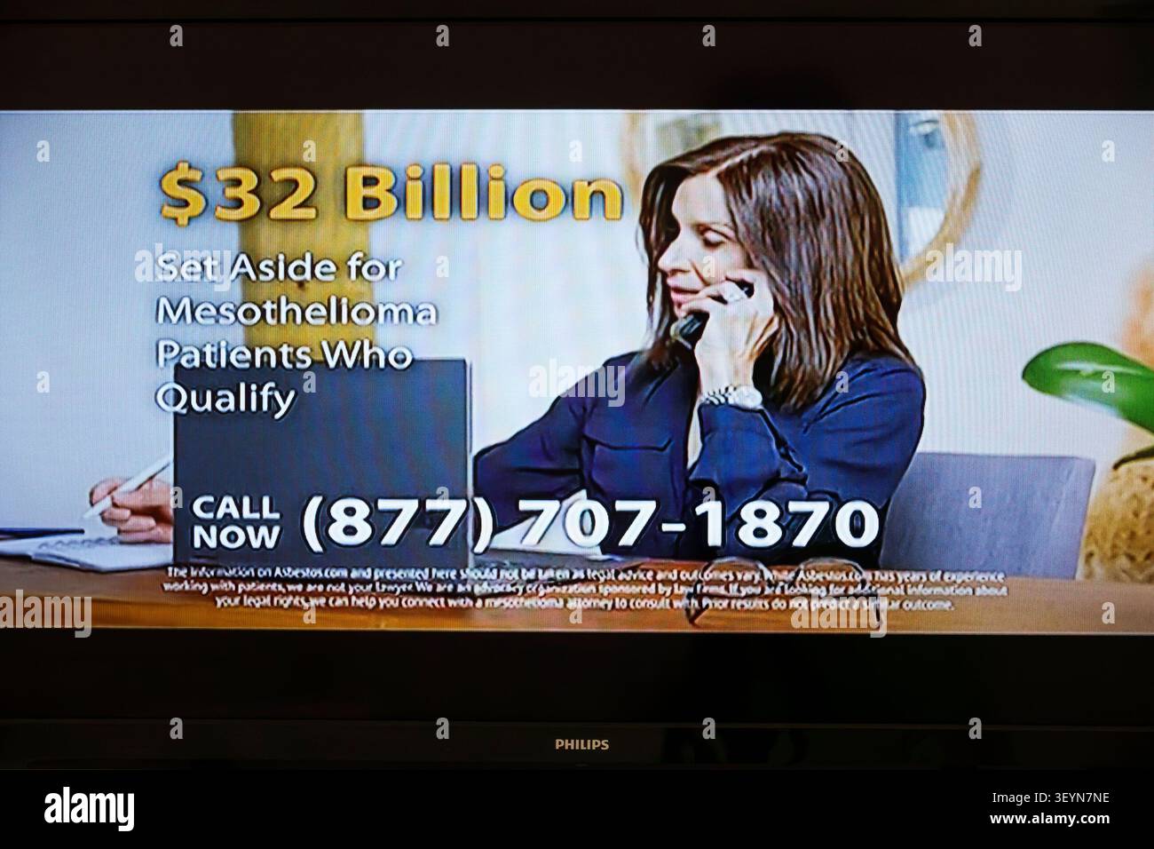 TV-Kabelfernseher-Bildschirmmonitor, Mesotheliom, Mesotheliom-Patienten, rechtliche Werbung, Fernsehwerbung, TV-Werbespot, Anwaltswerbung Stockfoto