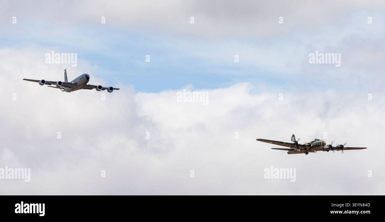 IWM Duxford, Cambridgeshire, Großbritannien. Juli 2026. Eine Sonderflucht am Unabhängigkeitstag der Vereinigten Staaten, anlässlich des 250. Jahrestages der Unabhängigkeitserklärung der Vereinigten Staaten. Der U.S. Heritage Flight war eine KC-135R/T Stratotanker, die von der RAF Mildenhall aus neben der B-17 Flying Fortress Sally B flog. Diese Gedenkformation zollte den Fliegern Tribut, die während des Zweiten Weltkriegs dienten und kämpften. Quelle: Stuart Robertson/Alamy Live News. Stockfoto