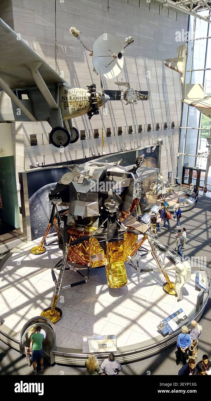 Apollo Lunar Module-Anzeige unter der Spirit of St. Louis im Smithsonian National Air and Space Museum, Washington, D.C. Stockfoto