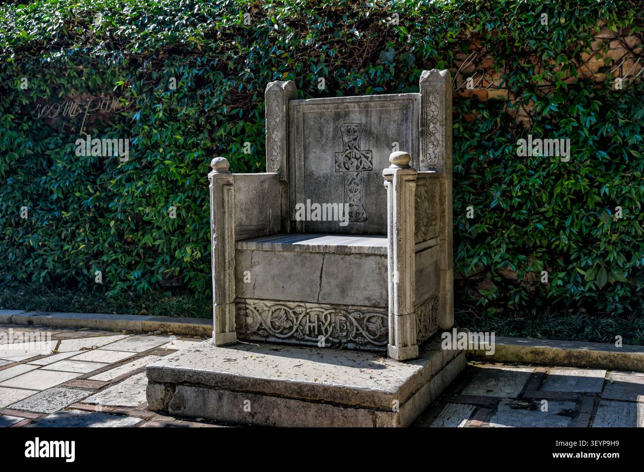 Stuhlskulptur im Nasher Sculpture Garden der Peggy Guggenheim Collection in Venedig, Italien. Stockfoto