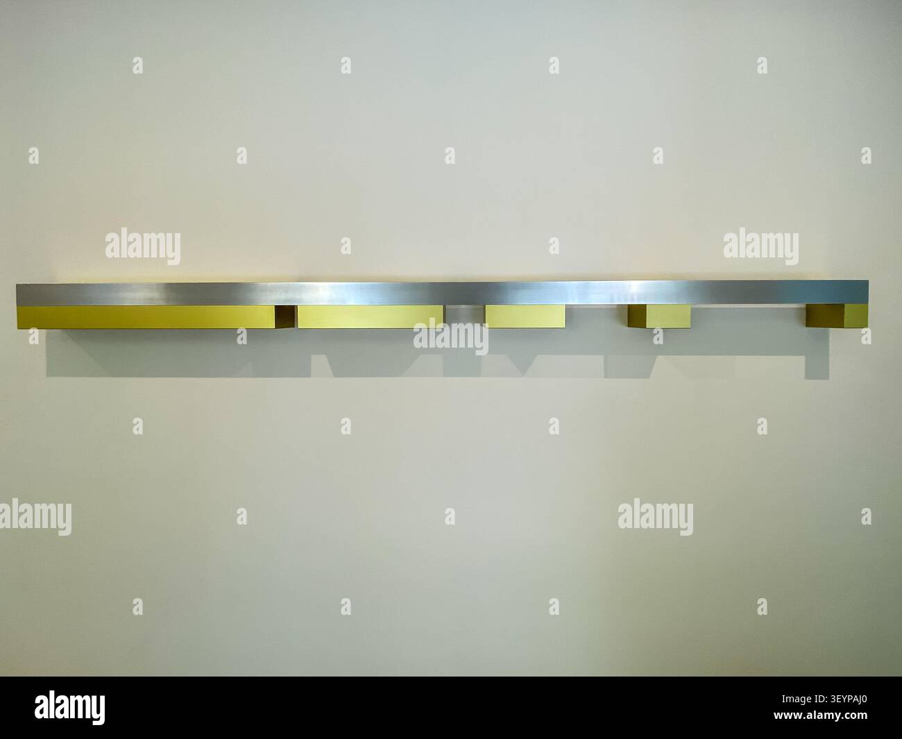 Minimalistische Skulptur von Donald Judd, ausgestellt in der Peggy Guggenheim Collection in Venedig, Italien. Stockfoto
