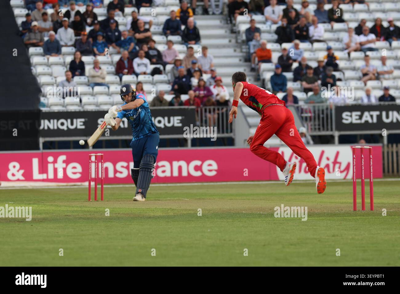 1. Juli 2026; The Central Co OP Ground, Derby, Derbyshire, England: Vitality Blast Cricket, Derbyshire Falcons versus Lancashire Lightning; Martin Andersson von Derbyshire Falcons trifft James Anderson vom Lancashire Lightning Square Stockfoto