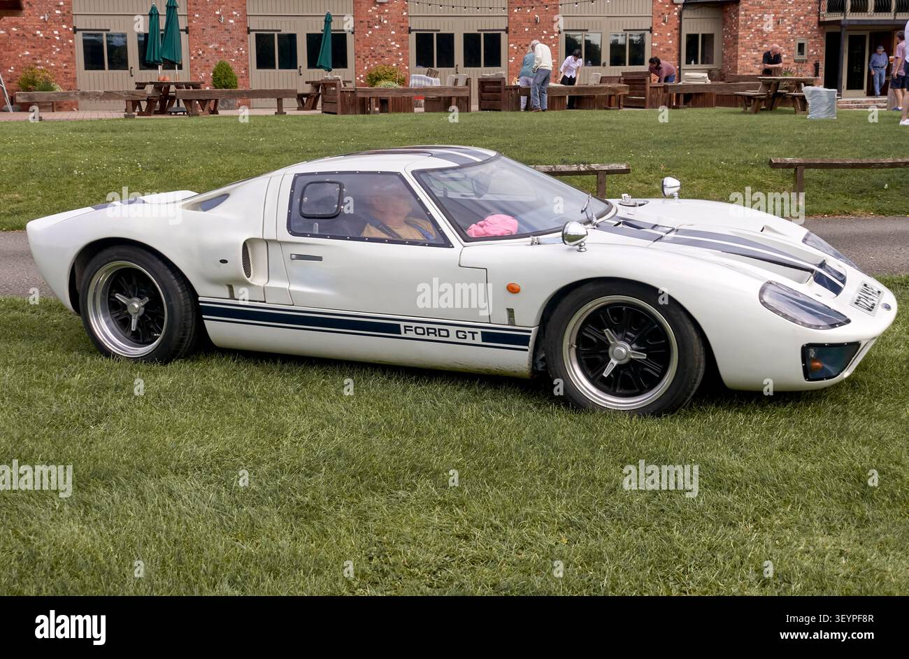 Tornado GT40-Sportwagen, eine Nachbildung des ikonischen Ford GT40 der 1960er Jahre, bei einem lokalen englischen Autotreffen. England, UK Stockfoto