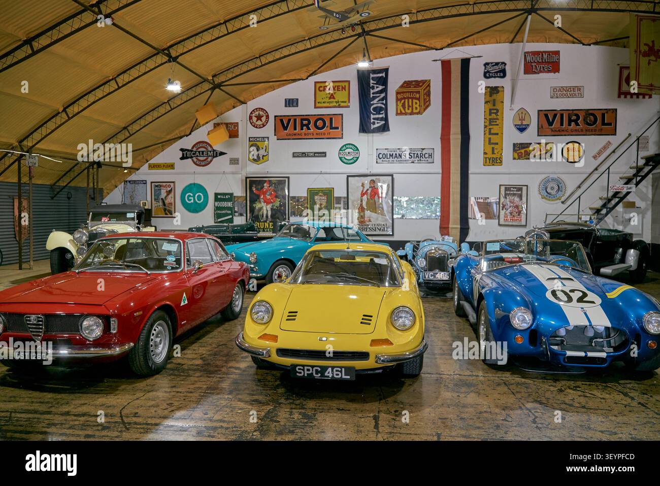 Oldtimer-Ausstellungsraum des Classic Motor Hub am historischen Standort von RAF Bibury, Cotswolds, England, Großbritannien Stockfoto