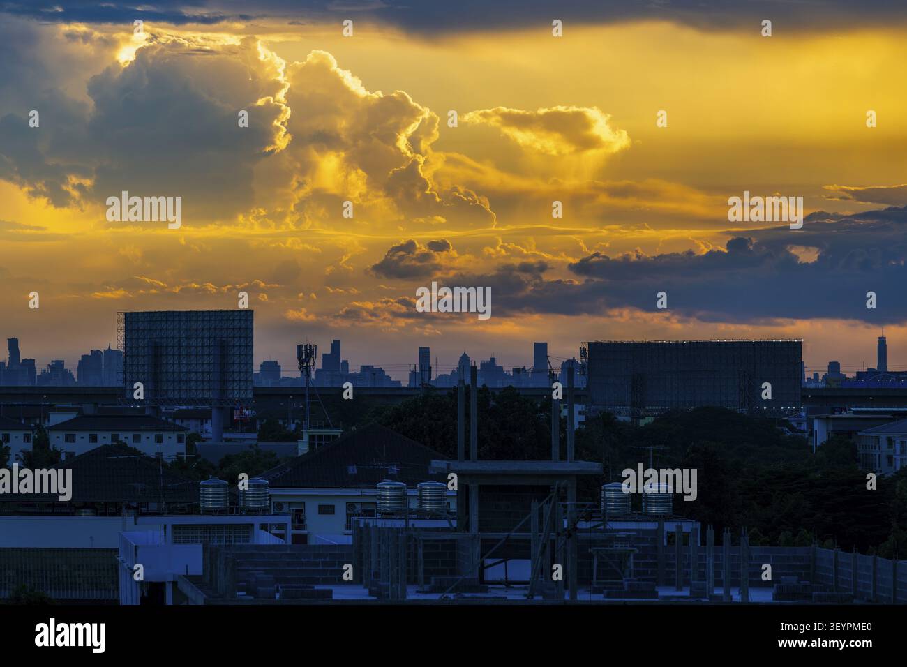 Sonnenuntergang und Sturmwolken, Bangkok, Thailand Stockfoto