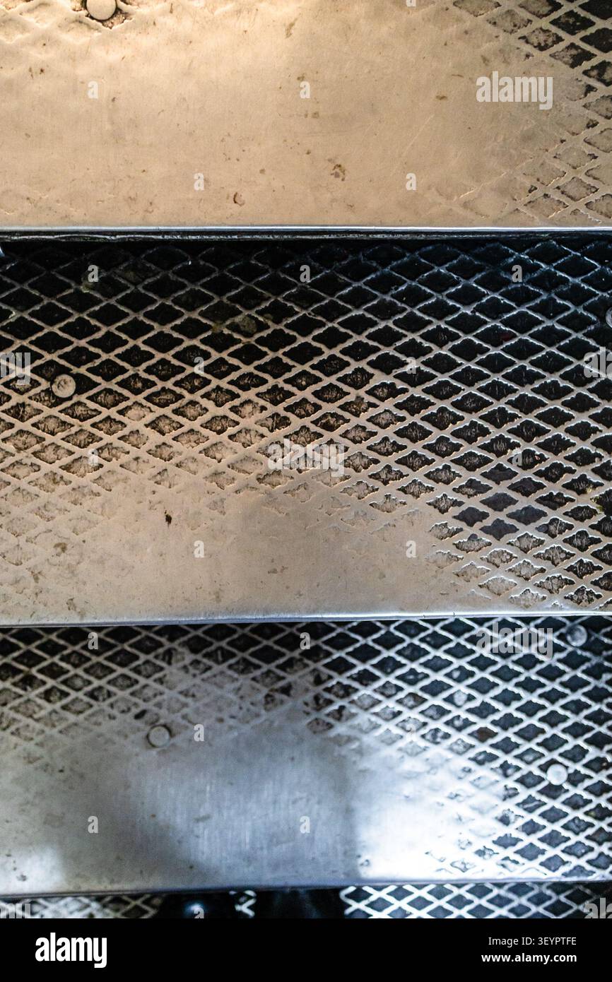Abgenutzte Metallstufen von Stahltreppen in der Nähe des Gebäudes Stockfoto