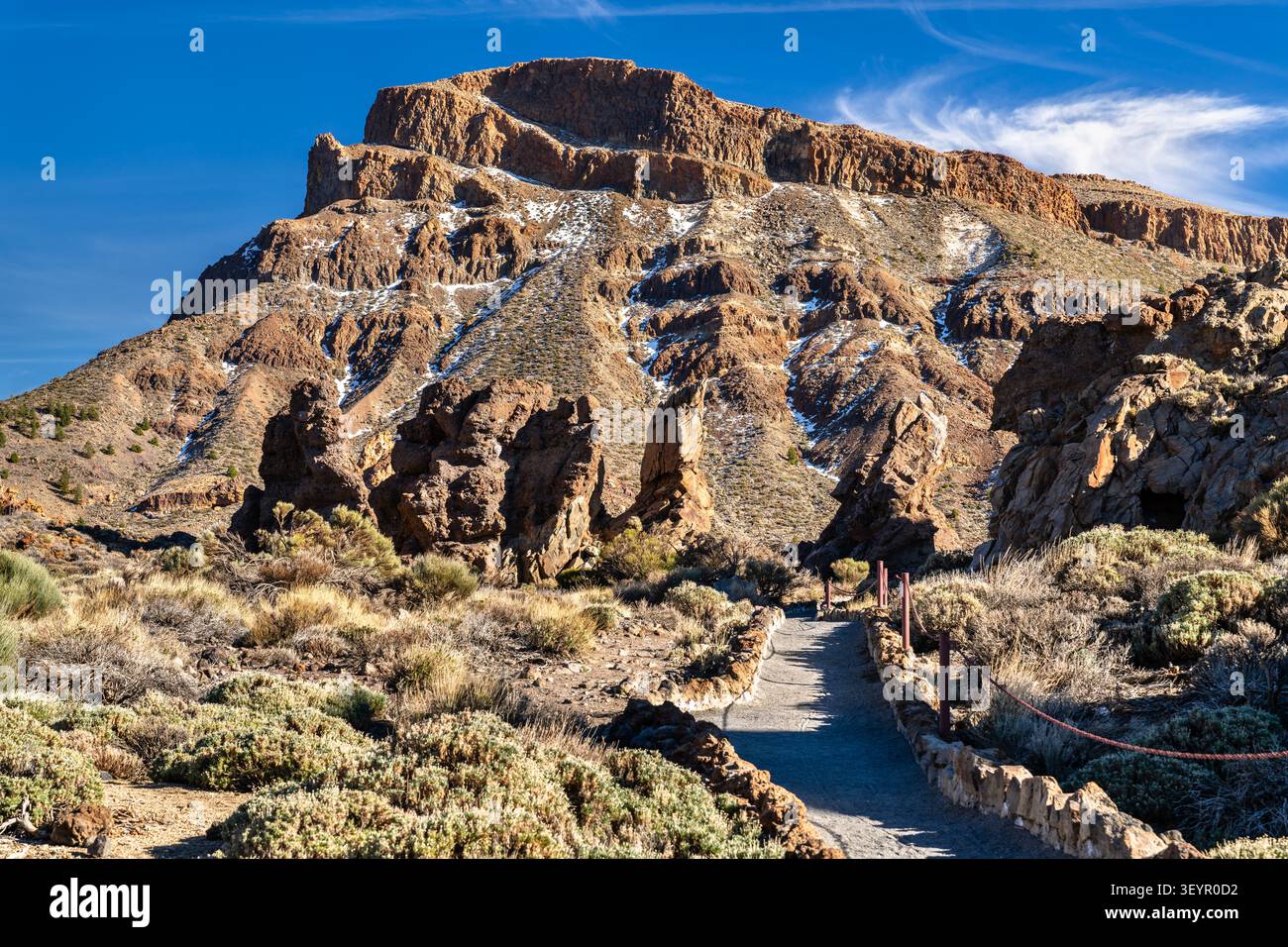 Ein malerischer Wanderweg führt zu den berühmten Felsformationen Roques de Garcia unter blauem Himmel im Teide-Nationalpark auf Teneriffa, Spanien. Stockfoto