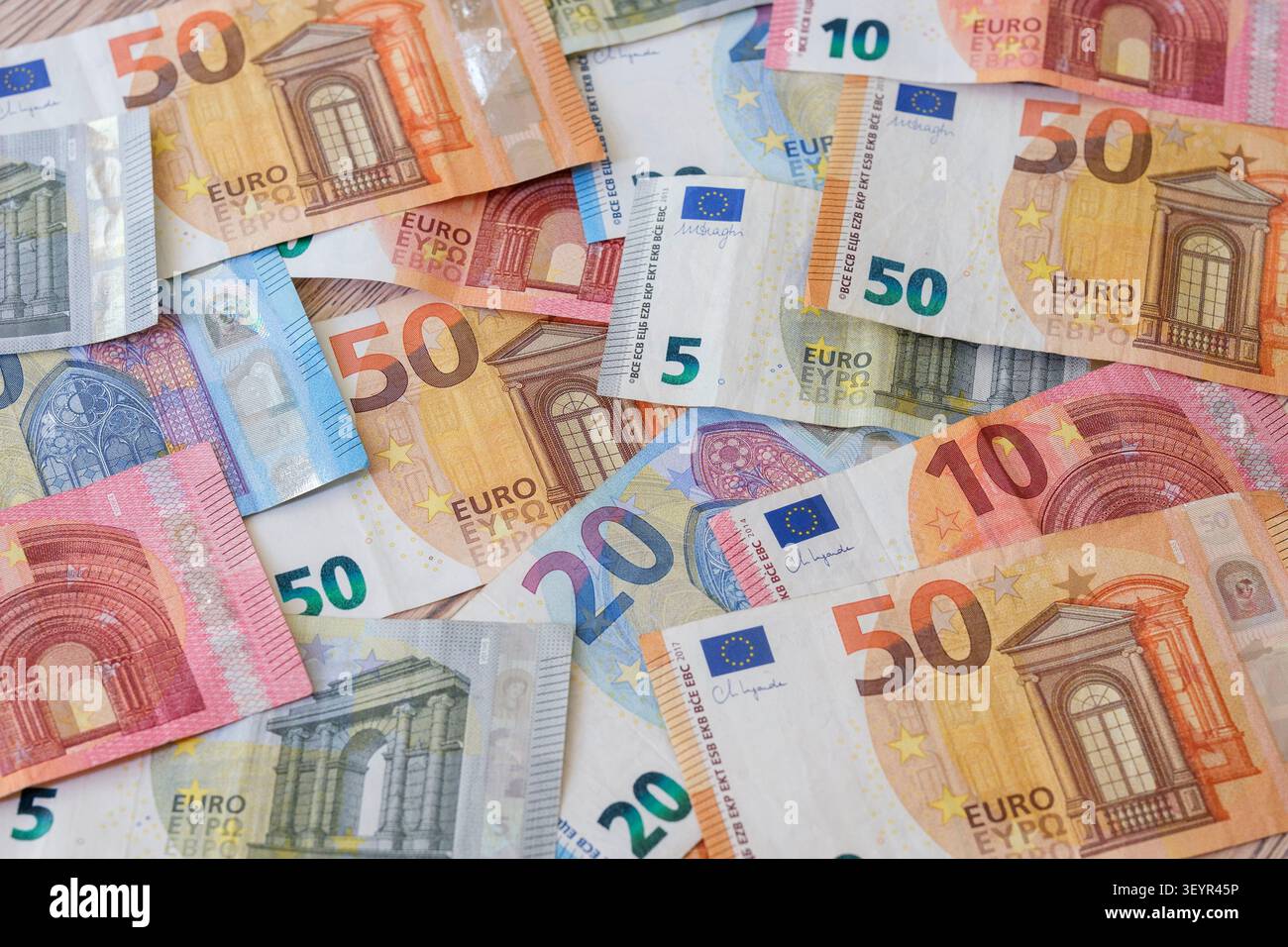 Ein ungeordneter Haufen aus zahlreichen Euro-Banknoten verschiedener Stückelungen (5, 10, 20 und 50 Euro) aus der Europa-Serie Stockfoto