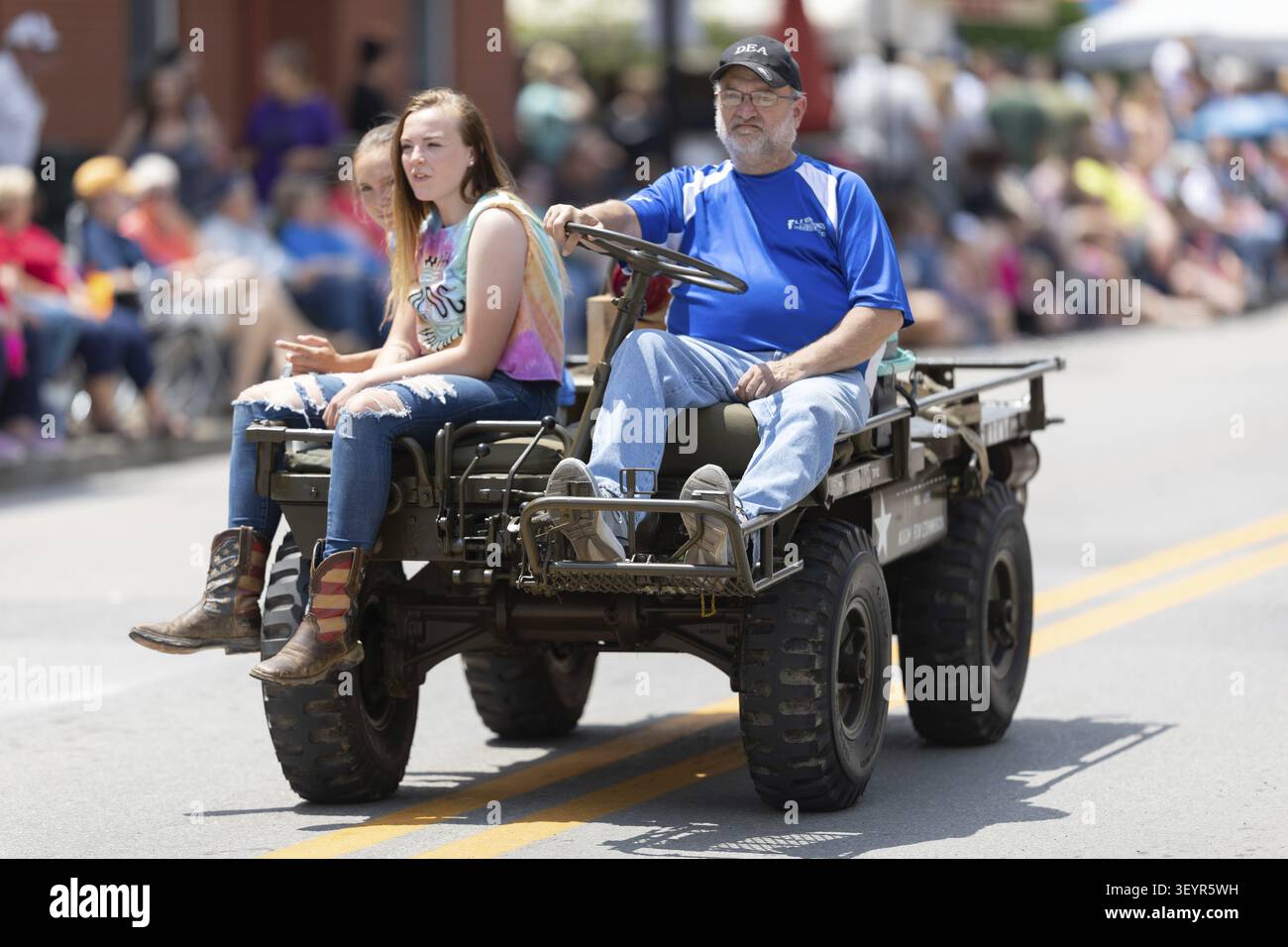 Buckhannon, West Virginia, USA - 18. Mai 2019: Strawberry Festival, Mann, der ein Militär-M 274 1/2 Tonne 4X4 Mule, mit zwei jungen Frauen, die während der Par Stockfoto